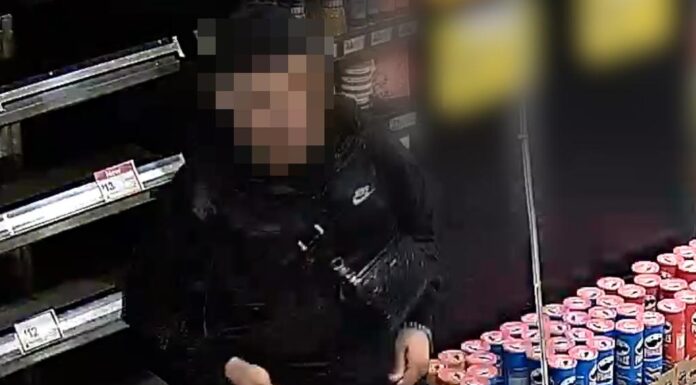 시드니 CBD 있는 울워스 매장에서 음식에 소변을 본 남성 Store cameras allegedly captured the man urinating on food items at the Woolworths store. Picture NewsWire Handout