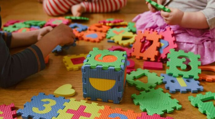 호주 보육사들, 자신의 휴대전화로 아이들의 사진 찍는 것 금지 Workers at some childcare centres are no longer allowed to take photos and videos of children on their own phones. (iStock)