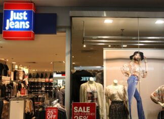 MYER, JUST JEANS와 JAY JAYS를 포함한 8억 4500만달러 규모의 인수 추진중 On top of Just Jeans and Jay Jays, Apparel Brands also includes Portmans, Jacqui E and Dotti (Dean SewellSMH)