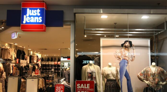 MYER, JUST JEANS와 JAY JAYS를 포함한 8억 4500만달러 규모의 인수 추진중 On top of Just Jeans and Jay Jays, Apparel Brands also includes Portmans, Jacqui E and Dotti (Dean SewellSMH)