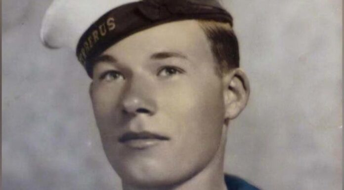 호주 2차 세계대전 참전용사, 100세 나이로 사망 Bartlett joined the navy the minute he was old enough - lured by the shiny boots and crisp uniforms of those heading off to war. (Nine)