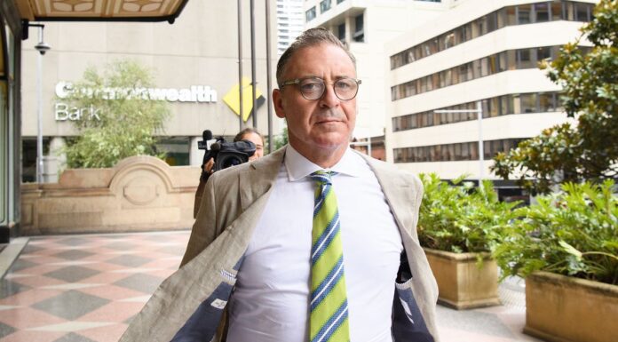 전 TV 스타 오키프, 보석으로 석방되다 The former Deal or No Deal host Andrew O'Keefe has been released from custody. (Bianca De MarchiAAP)
