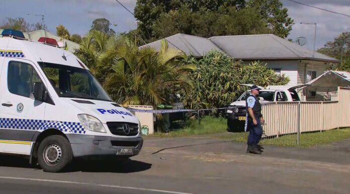 NSW 피해자 아들이 말하는 가정폭력으로 인한 고통 Investigators are also reviewing CCTV vision from a nearby petrol station, with sources saying possible acts of alleged violence in the weeks prior to Ms Miles' death are now being investigated. (Nine)