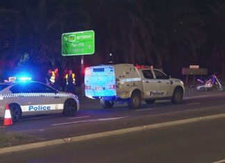 시드니 블랙타운 운전자, 도로 위 폭행 사건으로 바이크 라이더 중상 Police are searching for the driver of a white Mazda involved in an alleged road rage attack in western Sydney that has left a motorcycle rider seriously injured overnight. (Nine)
