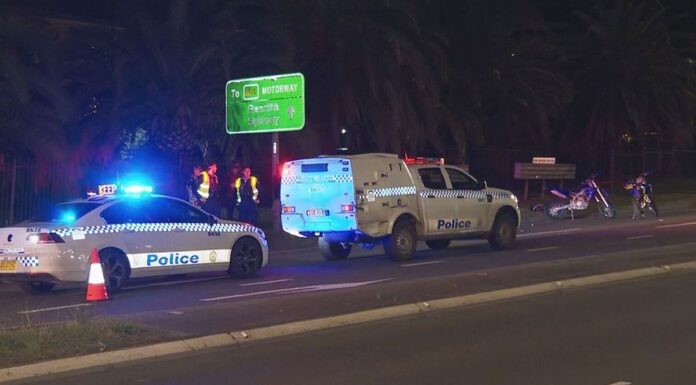 시드니 블랙타운 운전자, 도로 위 폭행 사건으로 바이크 라이더 중상 Police are searching for the driver of a white Mazda involved in an alleged road rage attack in western Sydney that has left a motorcycle rider seriously injured overnight. (Nine)