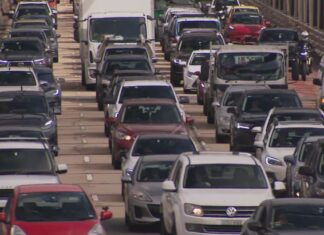 NSW 의회 조사, 시드니 로젤 인터체인지 프로젝트 제동 걸어 Drivers have been stuck in bottlenecks around the interchange, which was meant to cut down travel time. (9News)