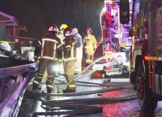 수상한 화염, 시드니 잉글번 타운 하우스 소실 Emergency services were called to Harper Way at Ingleburn about 2.40am today to find the home ablaze. (Nine)