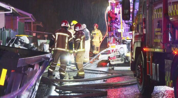 수상한 화염, 시드니 잉글번 타운 하우스 소실 Emergency services were called to Harper Way at Ingleburn about 2.40am today to find the home ablaze. (Nine)