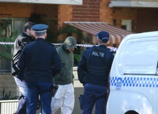 시드니 디 와이 유닛 주차장에서 남성 시신 발견, 용의자 체포 A man has been arrested after a body was found in a car park of an apartment complex at Dee Why. Picture NewsWire Gaye Gerard