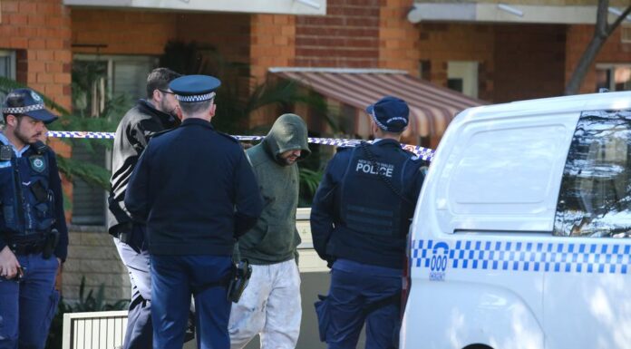 시드니 디 와이 유닛 주차장에서 남성 시신 발견, 용의자 체포 A man has been arrested after a body was found in a car park of an apartment complex at Dee Why. Picture NewsWire Gaye Gerard