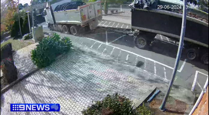 시드니 남서쪽, 트럭이 19대의 차량과 초등학교 교실을 들이받아 CCTV footage captured the moment several people standing outside a church were narrowly missed by an out-of-control truck and trailer. (Nine)