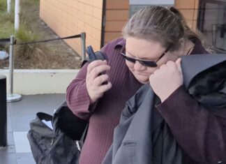 시드니 변호사가 교도소 면회 시 풍선을 이용해 마약 밀수 Kristy Lee Howell departs the Blacktown Local Court in Sydney, Monday, July 22, 2024. (AAP)