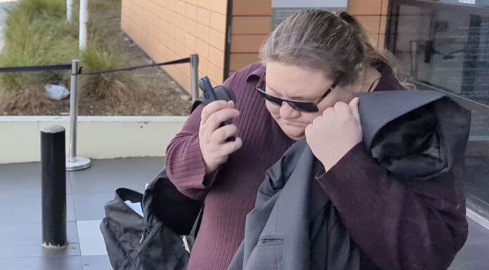 시드니 변호사가 교도소 면회 시 풍선을 이용해 마약 밀수 Kristy Lee Howell departs the Blacktown Local Court in Sydney, Monday, July 22, 2024. (AAP)
