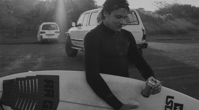 NSW 상어 공격 생존자 카이 맥켄지의 과감한 게시물 Surfer Kai McKenzie was rushed to hospital after he was attacked by a shark while in the water off North Shore Beach near Port Macquarie in NSW. Picture Instagram
