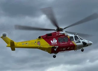 NSW 바다에 1km 떠내려가던 남성을 구한 애플 워치 The Westpac life saver rescue helicopter winched a man to safety about 1km offshore on the NSW North Coast after he called for help from his Apple Watch. Picture Supplied