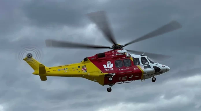 NSW 바다에 1km 떠내려가던 남성을 구한 애플 워치 The Westpac life saver rescue helicopter winched a man to safety about 1km offshore on the NSW North Coast after he called for help from his Apple Watch. Picture Supplied