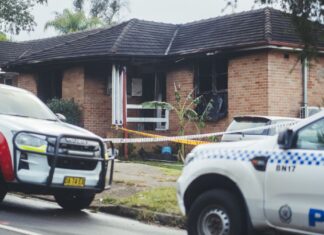 시드니 어린이 3명 사망한 주택 화재, 가정폭력 가해로 처리 Three children have died and a man is in police custody after a house fire in Lalor Park. (Dion Georgopoulos)