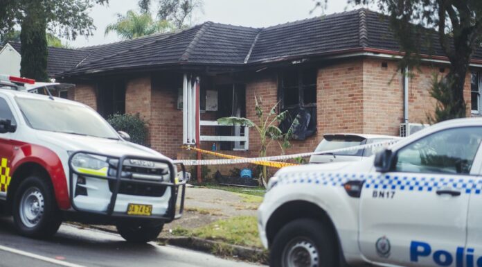 시드니 어린이 3명 사망한 주택 화재, 가정폭력 가해로 처리 Three children have died and a man is in police custody after a house fire in Lalor Park. (Dion Georgopoulos)