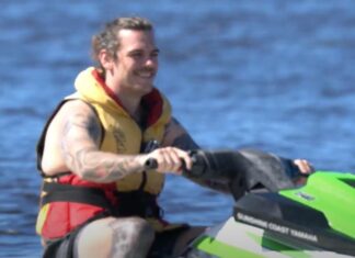 호주 전직 NRL 선수, 보험사 상대로 법적 소송 An image of Mr Lowe riding a jet ski that was used in his court case against the NRL's insurer Lloyd's of London. Picture Supplied YouTube.
