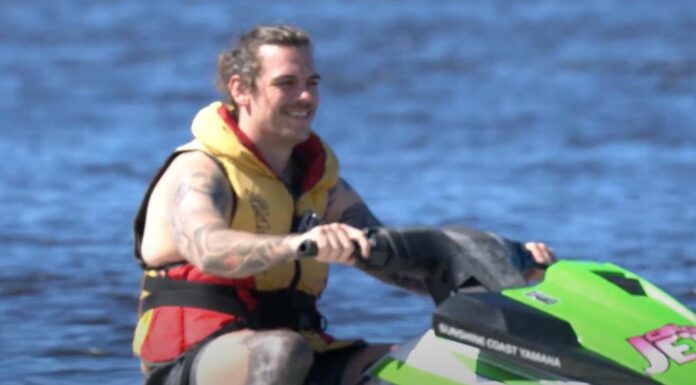 호주 전직 NRL 선수, 보험사 상대로 법적 소송 An image of Mr Lowe riding a jet ski that was used in his court case against the NRL's insurer Lloyd's of London. Picture Supplied YouTube.