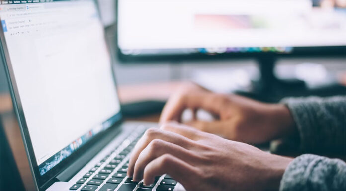 호주 노인상대 인터넷 예금사취 만연 glenn-carstens-peters_unsplash