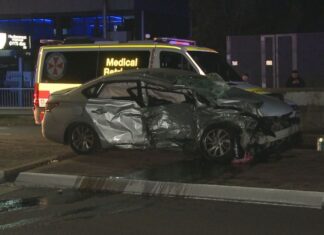 두 대의 심각한 차량 충돌 사고낸 시드니 세 남자 공개수배 A man was taken to hospital in a critical condition. (9News)