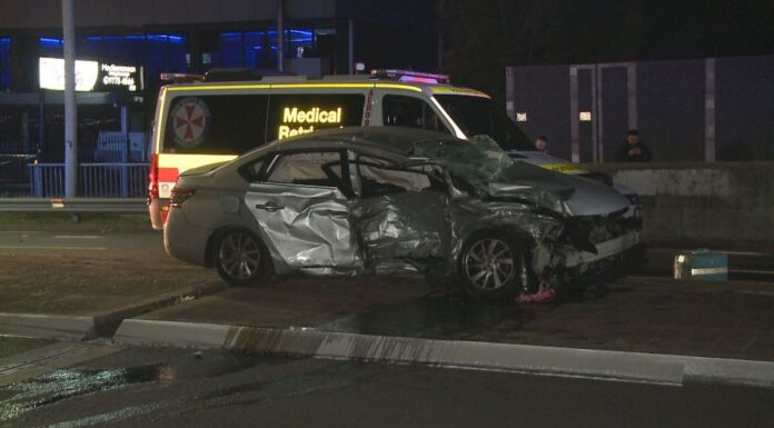 두 대의 심각한 차량 충돌 사고낸 시드니 세 남자 공개수배 A man was taken to hospital in a critical condition. (9News)