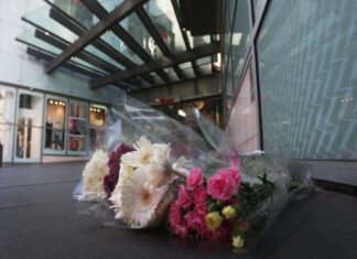 본다이 웨스트필드 칼부림 피해자의 파트너, 지역사회의 지원에 놀라다 Flowers laid outside the Westfield shopping centre at Bondi Junction after a stabbing spree left six dead. (Lisa Maree Williams)