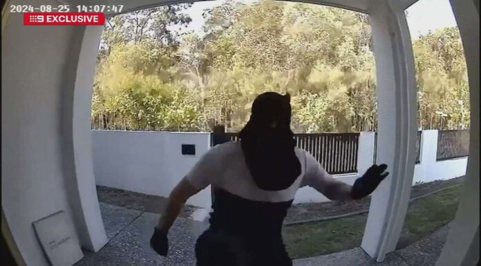 브리즈번 주민들을 공포에 떨게 하는 주택 침입 범죄 Vision of the break-in, exclusively obtained by 9News, reveals the latest in a spate of youth crime in the local area. (Nine)