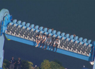 호주 놀이공원서 악몽의 100분, 놀이기구 멈춤 사고 13 people are trapped on the Vortex ride at the Sea World on the Gold Coast. Picture Nine News