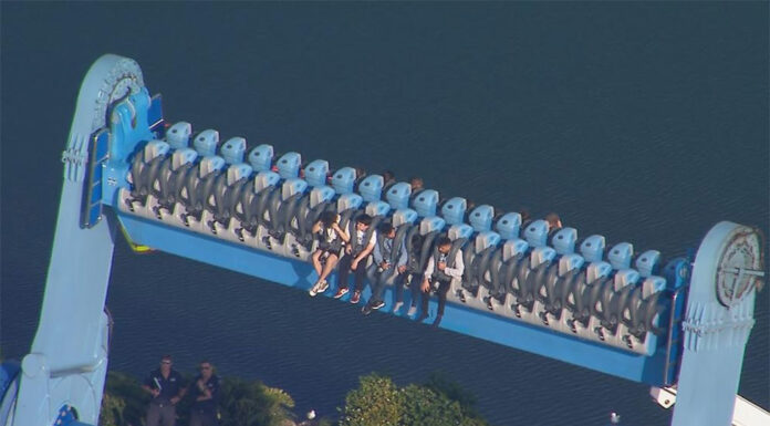 호주 놀이공원서 악몽의 100분, 놀이기구 멈춤 사고 13 people are trapped on the Vortex ride at the Sea World on the Gold Coast. Picture Nine News