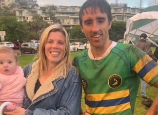 NSW 한 아버지가 승마 사고로 심각한 척추 부상 당하다 Patrick Wheatley (right) with his wife Elissa and the couple's young daughter, Macey. (GoFundMe)