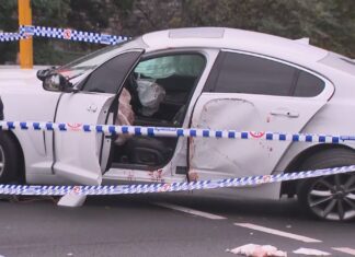 58세 시드니 남성, 칼부림 사건으로 기소 A man, 58, has been charged with eight offences after the alleged stabbing spree. (9News)