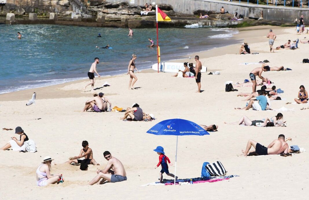 Hot weather saw many flock to Coogee Beach in Sydney. (Steven Siewert SMH)