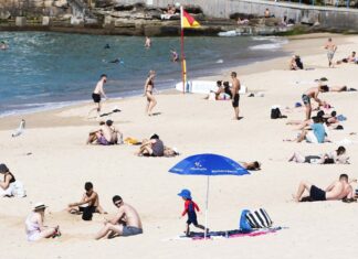 호주, 역대 최고 겨울 기온 기록 Hot weather saw many flock to Coogee Beach in Sydney. (Steven Siewert SMH)