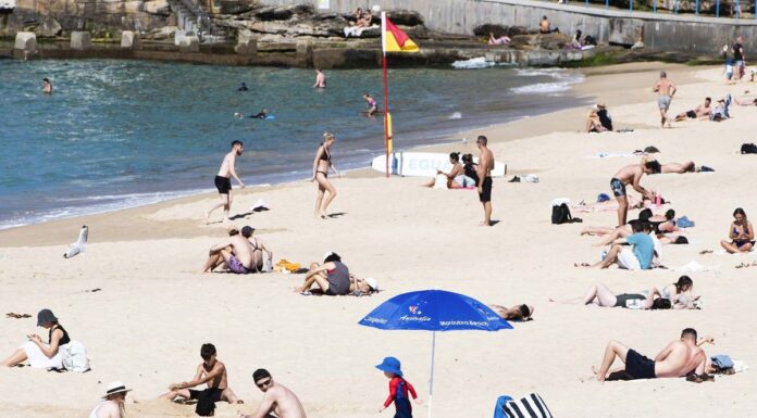 호주, 역대 최고 겨울 기온 기록 Hot weather saw many flock to Coogee Beach in Sydney. (Steven Siewert SMH)