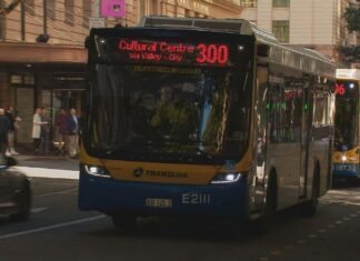 퀸즐랜드 대중교통 요금 50센트로 인하, 통근자들이 기뻐하다 Queensland commuters can hop on a bus, train, tram or ferry for 50 cents a trip under a new trial. (9News)