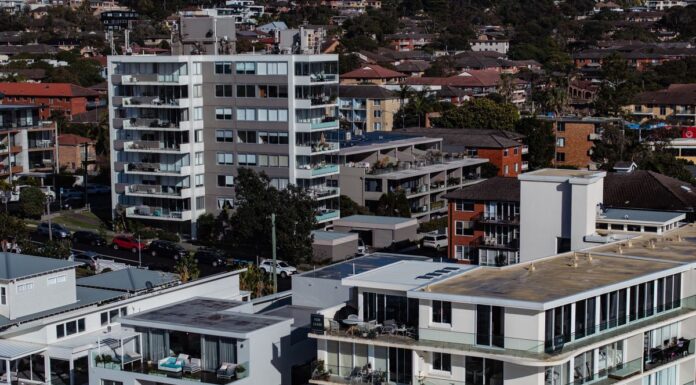 호주 모기지 보유자, 소득의 거의 45%를 대출 이자에 쏟아붓다 Stressed home loan borrowers who bought a property before the rate rises began in 2022 at the top of their budget are dangerously close to breaking point, according to new research. (Nick Moir)