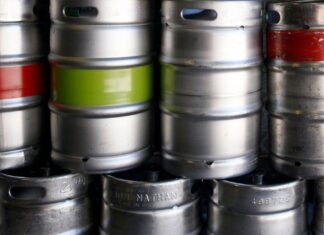 호주 물가 상승을 부추기는 주류세 인상 Producers, vendors, and drinkers will all cop some of the impact. (Brock Perks)