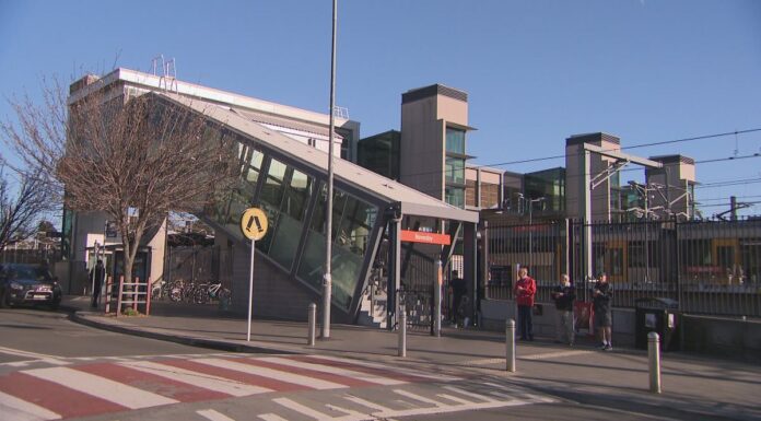 시드니 열차에서 10대, 생명을 건 위험한 인증샷 Transport for NSW told 9News it is aware of this issue, but they said there's not enough staff to monitor the cabins on every service. (Nine)