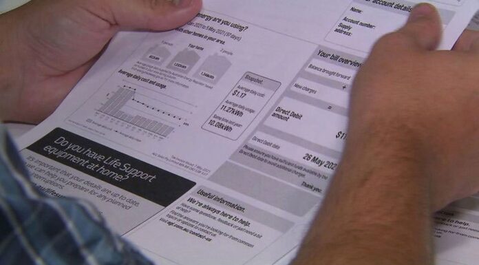 호주 절반, 올 겨울 전기 요금에 대한 두려움으로 추위에 떨고 있다. Millions of Australians have been turning off their heaters in a bid to keep their power bills down, a Finder survey suggests. (Nine)