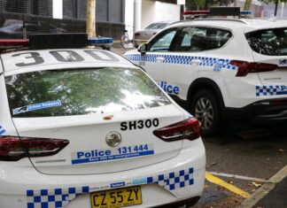 시드니 10대, 포레스트빌 파티에서 장난감 권총으로 위협 A teenager was allegedly held at gunpoint after a house party in Sydney’s Northern Beaches got out of control. Photo by NCA Newswire Gaye Gerard