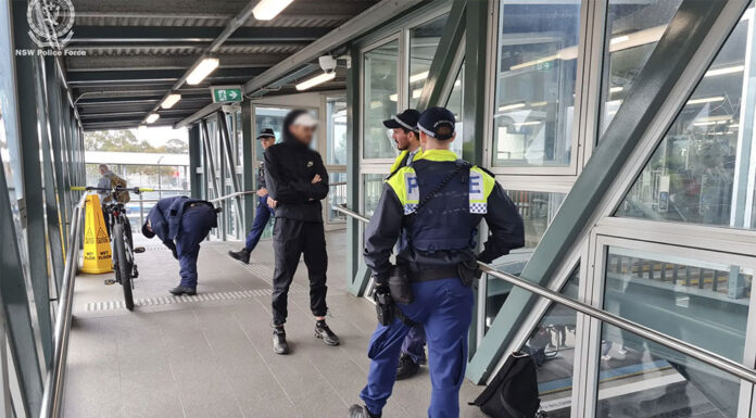 시드니 야간 열차 버스 안 교통 범죄 극성 Police staged a two-week crackdown targeting attacks on Sydney’s public transport network.CreditNSW Police