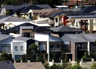 ‘대안이 없었다’: 호주 RBA, 7차 연속 회의, 금리 유지 Stressed mortgage holders are unlikely to see an interest rate cut emerge from the RBA meeting today. (Photo by ROB HOMER SPECIAL 103506) (Rob Homer) (Nine)