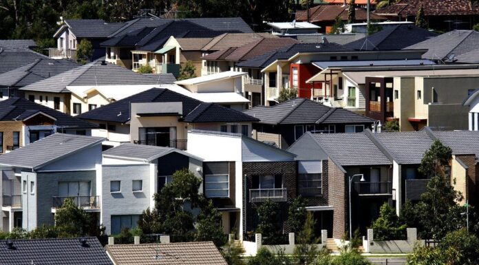 ‘대안이 없었다’: 호주 RBA, 7차 연속 회의, 금리 유지 Stressed mortgage holders are unlikely to see an interest rate cut emerge from the RBA meeting today. (Photo by ROB HOMER SPECIAL 103506) (Rob Homer) (Nine)