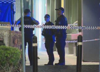 시드니 매릭빌, 치명적인 칼부림 사건으로 23일 거리 폐쇄 Emergency services rushed to Marrickville Road in Marrickville on Monday, September 23, in response to reports a man had been stabbed. (9News)