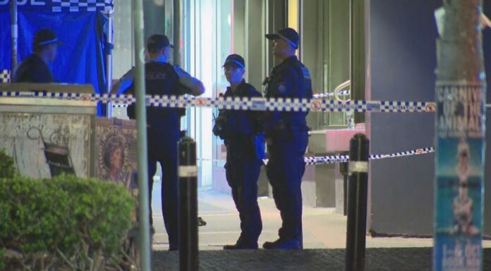 시드니 매릭빌, 치명적인 칼부림 사건으로 23일 거리 폐쇄 Emergency services rushed to Marrickville Road in Marrickville on Monday, September 23, in response to reports a man had been stabbed. (9News)