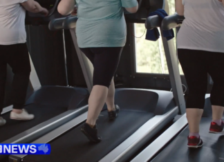 남호주, 비만 급증하면서 소아비만도 늘어 Experts have suggested focusing on creating an understanding of exactly what we're consuming, adopting strategies similar to those used to combat smoking to tackle the crisis. (Nine)