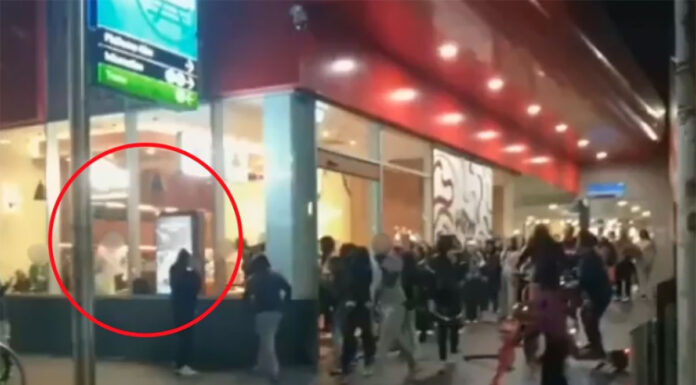 멜번 인기 카페에서 발생한 충격적인 폭행 사건 영상 A man was attacked by a group at Homm Dessert Melbourne Central.