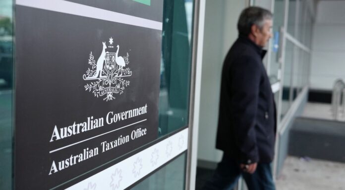 호주 국세청, 미결제 부채 1,000억 달러 경고 발령 The tax office is owed more than $100 billion - roughly the amount the federal government spends each year on health. (AFR Luis Enrique Ascui)